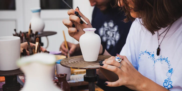 Slovenská ľudová majolika: Vymaľujte si vázu, kvetináč alebo vianočnú ozdobu ako majstri keramikári