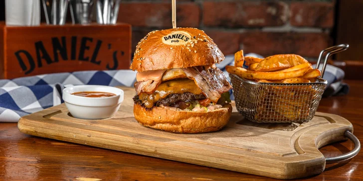 Peckový burger so steakovými hranolčekmi