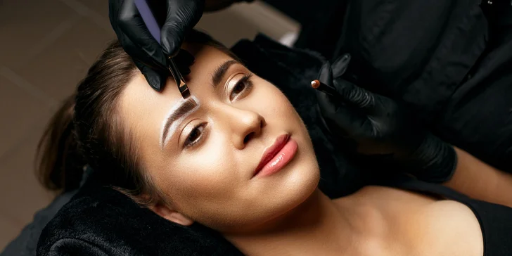 Púdrové obočie – dokonale upravené a prirodzene vyzerajúce trvácne obočie