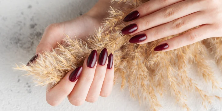 Manikúra s gél lakom alebo darčeková poukážka v Nail House