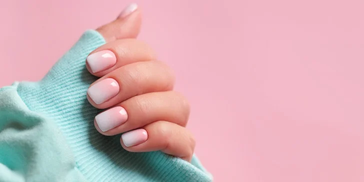 Manikúra či pedikúra s gellakom alebo gélové nechty