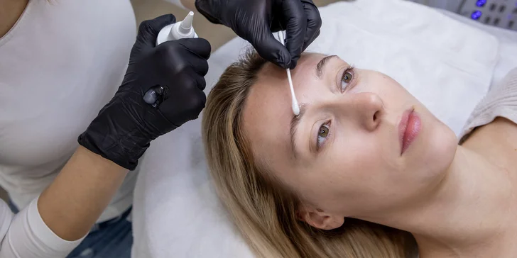 Dokonalé obočie a zvodné riasy pomocou lash lifting či laminácie