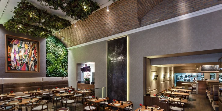 Raňajky formou bufetu sa podávajú v michelinskej reštaurácií Costes Downtown.