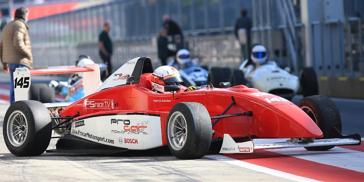 Jazda v nadupanej formule na letiskovom okruhu v Žiline