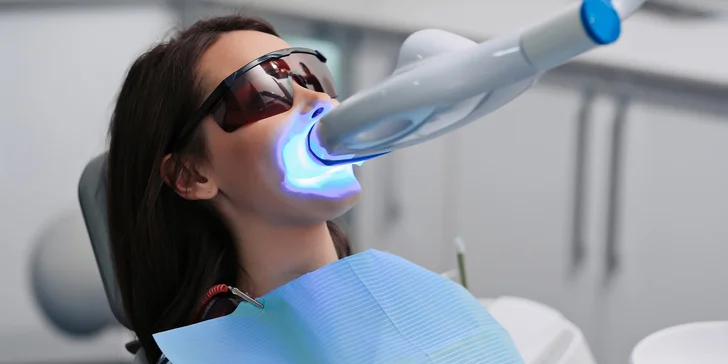 Kompletné a účinné laserové bielenie zubov bez peroxidu
