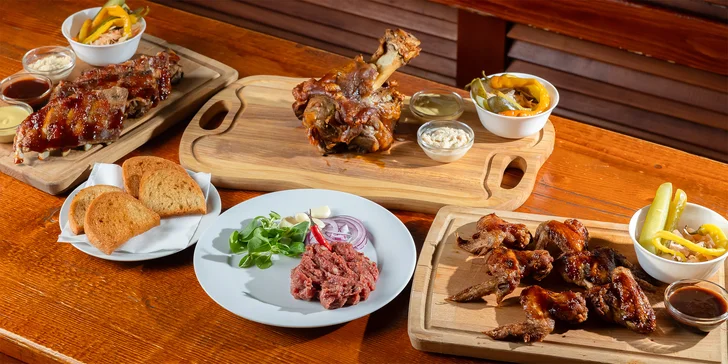 Krídelká, bravčové rebierka, koleno, hovädzí tatarák alebo pečené prasiatko z reštaurácie U Doktora