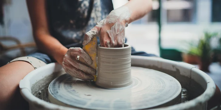 Kurz keramiky: Vyskúšajte si točenie na hrnčiarskom kruhu