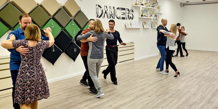 Kurz spoločenských tancov ukončený slávnosťou s občerstvením a drinkom