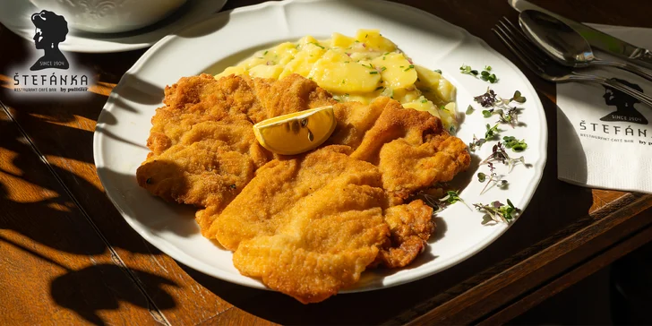 Teľací wiener schnitzel so slovenským zemiakovým šalátom a vývarom z kohúta