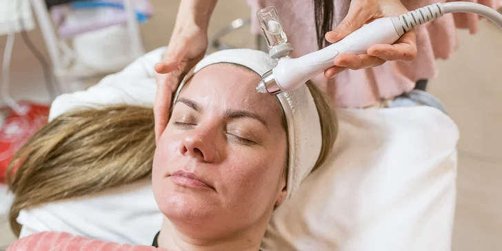 Relaxačná masáž pleti, peeling z koralov so spikulami alebo fotorejuvenizácia pleti