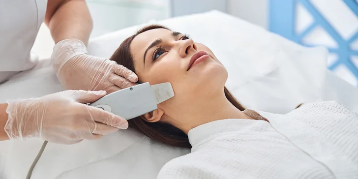 Hĺbkové čistenie pleti s LED svetelnou terapiou