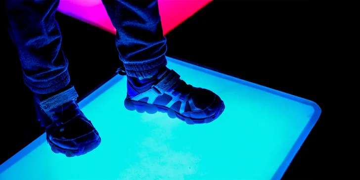 Pixel Game: Dynamická hra plná vzrušenia na interaktívnej podlahe