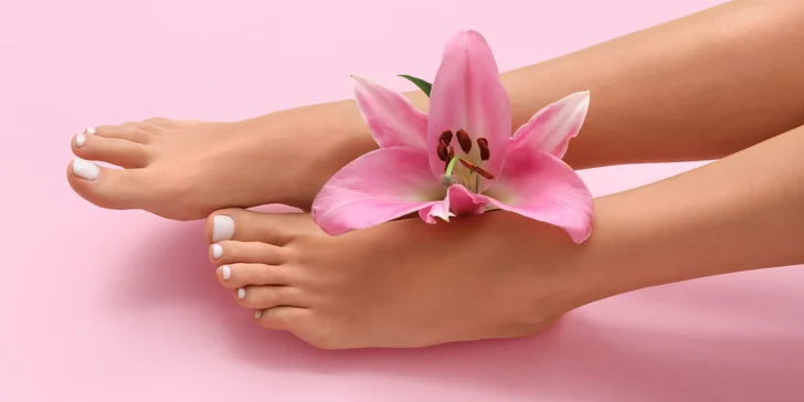 Gélové nechty na nohách, samostatne alebo v kombinácii s relaxačnou masážou chrbta