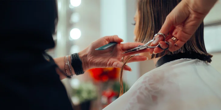 Kompletný strih, farbenie, mikromelír, ombré, balayage alebo vrkoče s kanekalonom