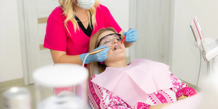 Deluxe dentálna hygiena vykonávaná zubným lekárom