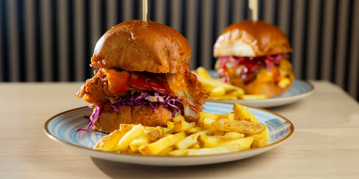 Burger alebo sendvič menu pre milovníkov hovädzieho a kuracieho mäsa