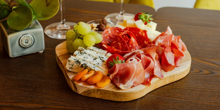 Miešané drinky alebo ochutnávková doska s vínom pre 2 osoby