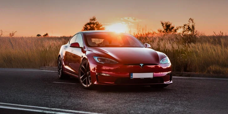 Zážitková jazda na vozidle TESLA MODEL S PLAID: 30 alebo 60 minút