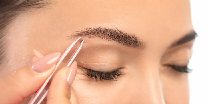 Lash lifting mihalníc s farbením alebo lamináciou obočia v novootvorenom salóne