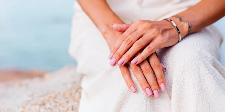 Klasická manikúra, gél lak alebo nové gélové nechty