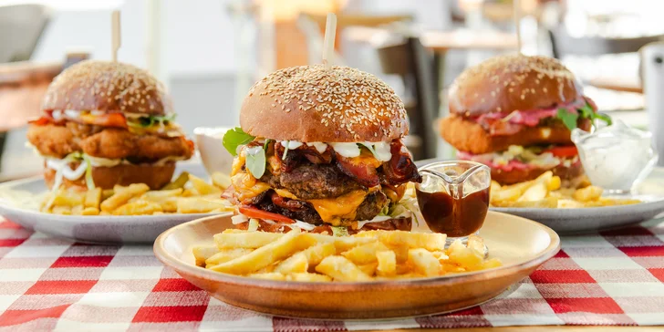 Nadupané burger menu s hranolkami pod Šarišským hradom