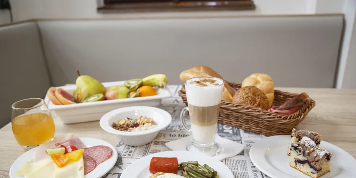 Snídaně se podávají formou bufetu a k večeři dostanete tříchodové menu.