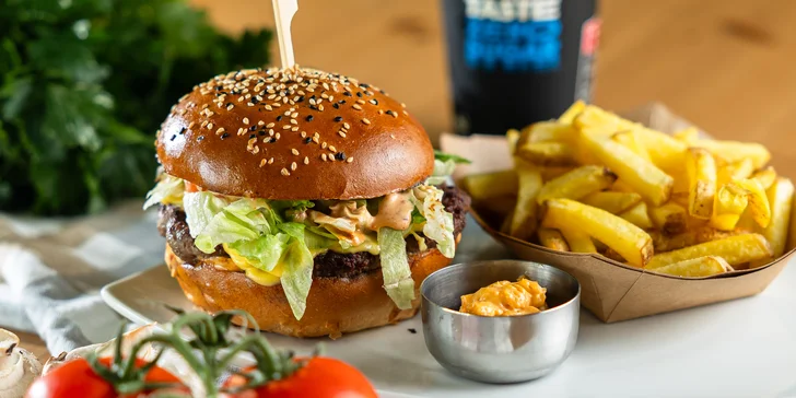 Burger, hranolčeky a nápoj podľa výberu pre 1 alebo 2 osoby