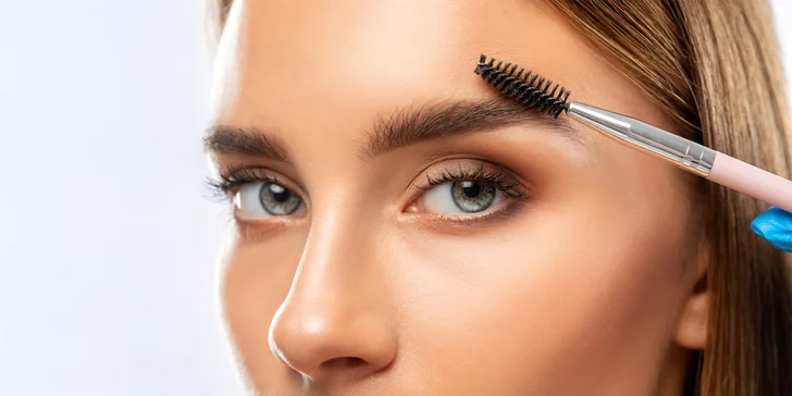 Lash lifting mihalníc alebo úprava či laminácia obočia