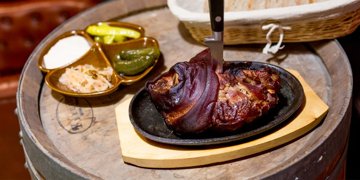 Mäsové špeciality: bravčové rebierka, bavorské koleno v Cassovia Pub