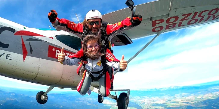 Tandemový zoskok z lietadla z výšky 3 000 metrov