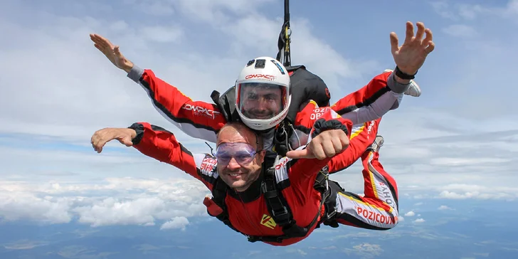 Ovládni oblohu: Tandemový zoskok s padákom z lietadla z výšky 3000 metrov