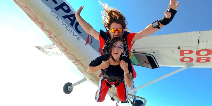 Skočte si splniť sen: tandemový zoskok z výšky 3 000 metrov