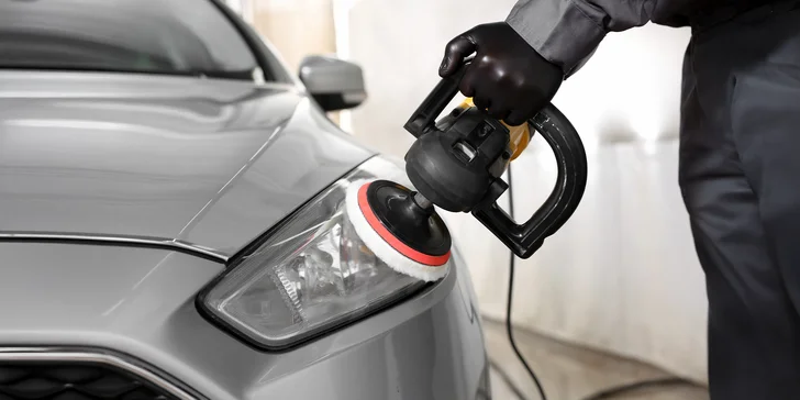 Renovácia a viackrokové profesionálne leštenie predných svetlometov