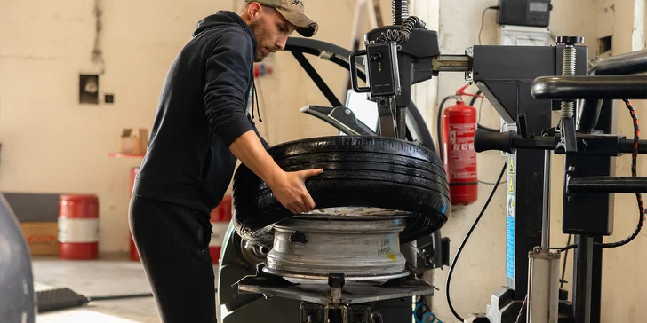 Prehodenie kolies či kompletné prezutie pneumatík vášho auta