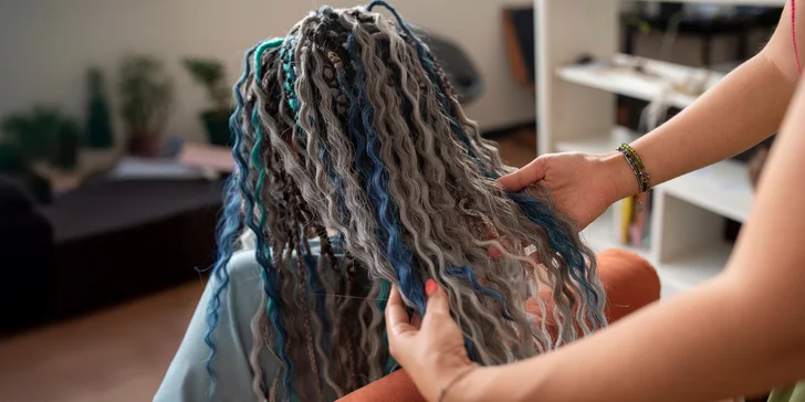 "Dredobrčky": Predĺženie a zahustenie vlasov pomocou kanekalonu