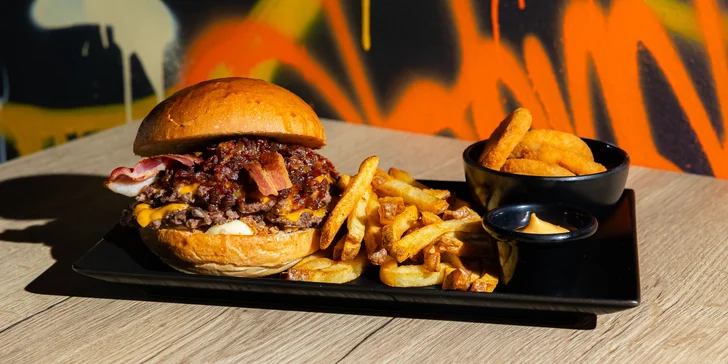 BaconJam smash burger s hranolčekmi, cibuľovými krúžkami a dressingom