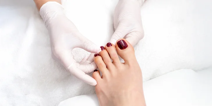 Klasická pedikúra alebo trvácna pedikúra s gél lakom