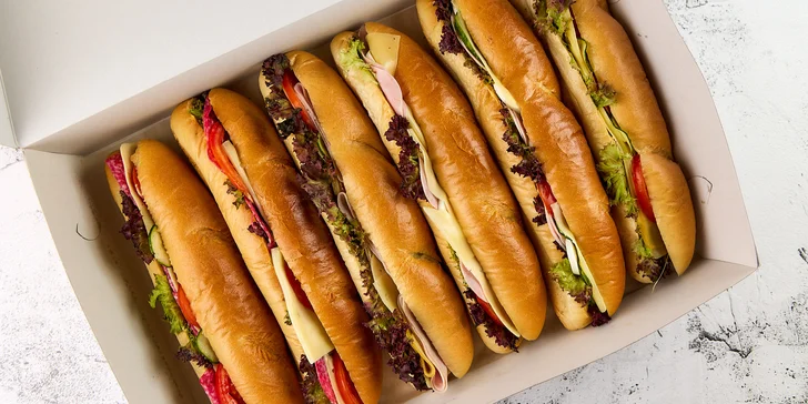 Mix obložených chlebíčkov alebo bagetový box: ideálne pohostenie do práce aj na oslavu