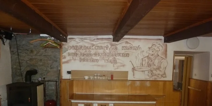 Jídelna má atmosféru pravé horské chaty.