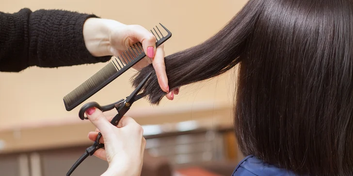 Ošetrujúci strih vyhrievanými nožnicami The Carecut s regeneračnou kúrou v salóne Moni