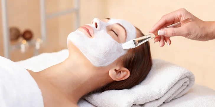 Hydratačná masáž pleti s peelingom a kyselinou hyalurónovou alebo multivitamínovým komplexom