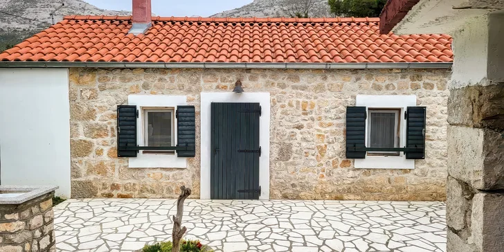 Etno domček s veľkou záhradou pri mori v Chorvátsku