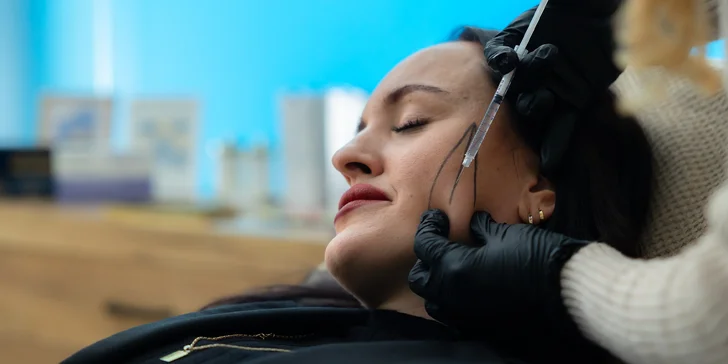 Zoštíhlenie tváre pomocou botulotoxínu v klinike Russian Lips Clinic