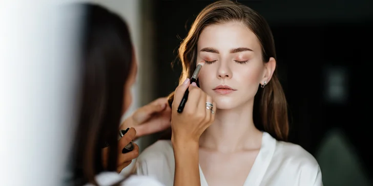 Denné alebo spoločenské líčenie s účesom i bez