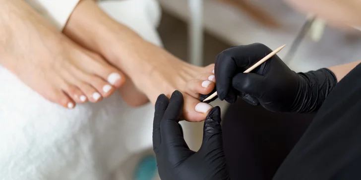 Mokrá, suchá či kombinovaná pedikúra aj gél lak