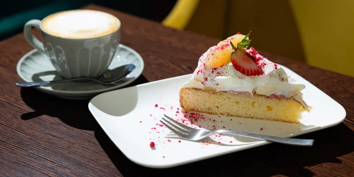 Raňajkový koláč, torta s kávou či syrová alebo údeninová misa s nápojom