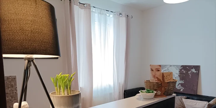 Mimo jiné zde nabízí i kosmetické, manikérské a masážní služby.