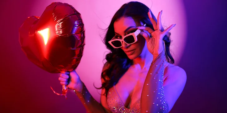 Valentýnské focení v ateliéru, vč. varianty s líčením a účesem (45–⁠⁠⁠⁠⁠⁠120 minut)