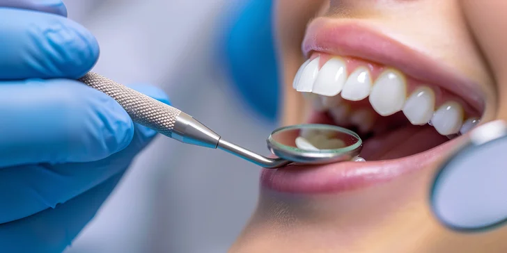 Vstříc zářivému úsměvu: dentální hygiena i ordinační či domácí bělení