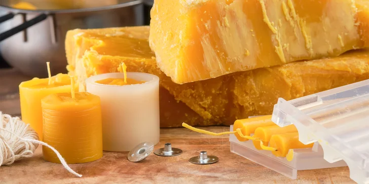 Výroba svíček ze 100% přírodního včelího vosku v zahradě s úly